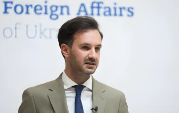 Спикер МИД Украины на фоне логотипа ведомства комментирует «адские санкции» США против России