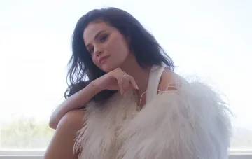 Селена Гомес в белом перьевом платье украинского бренда Lever Couture для обложки People