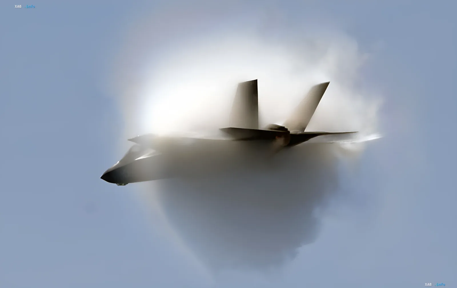 Kampfjet F-35 im Flug, umgeben von einer Kondensationswolke — Objekt eines 24-Milliarden-Deals mit Saudi-Arabien, der in den USA Alarm schlägt