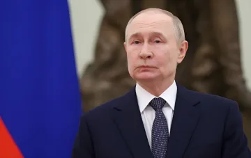 Владимир Путин на фоне российского флага: США разоблачили российскую сеть RIS, вербовавшую исполнителей для покушений на сторонников Украины