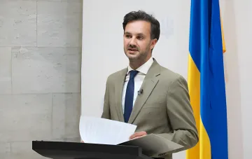 Глава МИД Украины выступает на брифинге перед флагом Украины, комментируя условие энергетического перемирия со стороны РФ