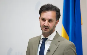 Украинский представитель комментирует готовность Киева вступить в новый Европейский совет безопасности на фоне украинского флага