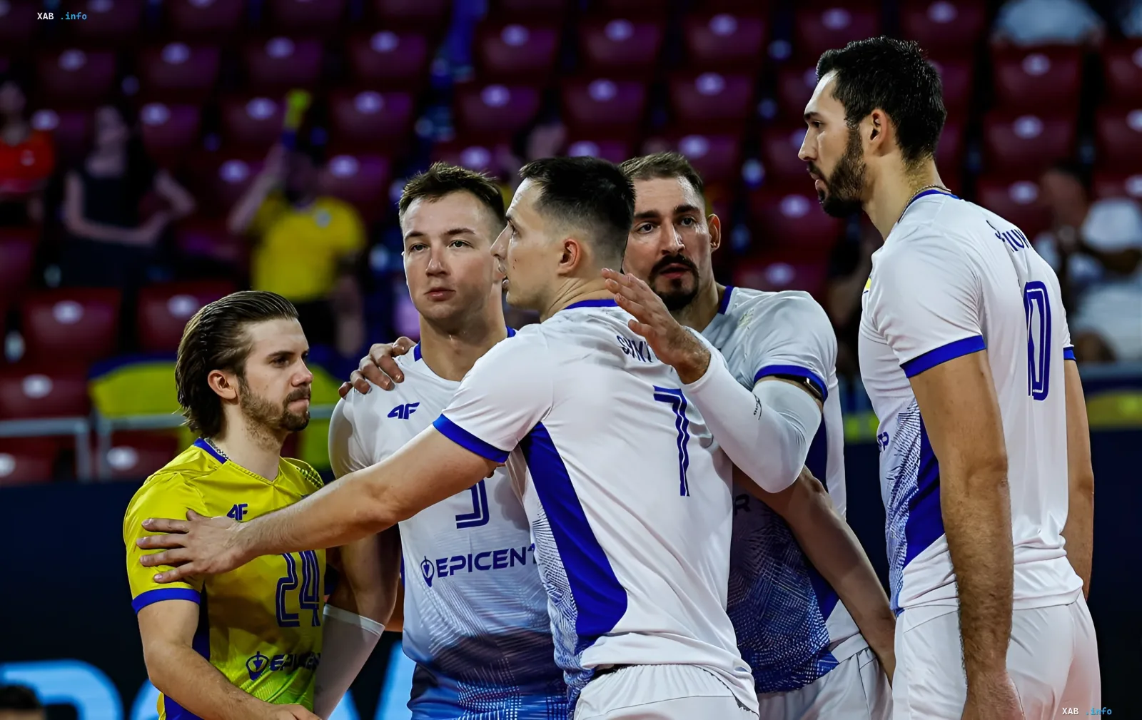 Spieler der ukrainischen Volleyball-Nationalmannschaft besprechen die Taktik auf dem Feld vor dem Play-off-Spiel der Euro 2026