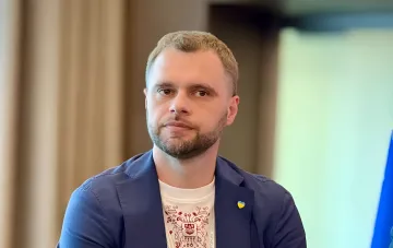 Сергей Кропива, заместитель начальника департамента ОГП, которого ВАКС оставил под стражей по делу «Карфаген», на фоне официального интерьера