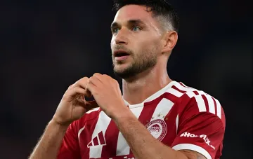 Roman Jaremtschuk im Trikot von Olympiakos feiert sein Siegtor in der Europa League