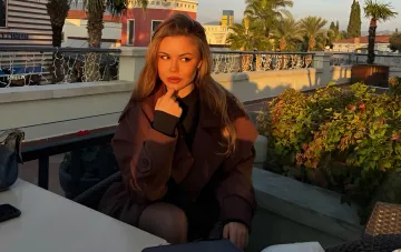 Zeynep Mestan, erste weibliche Trainerin des türkischen Männerklubs Turgutluspor, auf einer Dachterrasse bei Sonnenuntergang