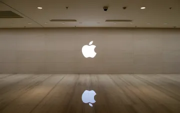 Светящийся логотип Apple на минималистичной стене — символ возвращения компании к серверным ИИ-машинам на чипах M8 Ultra и NVLink Fusion от Nvidia