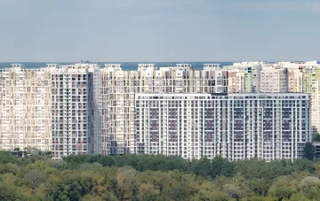 Moderne mehrstöckige Wohnkomplexe in der Ukraine, die Entwickler für Kriegsbedingungen umgestalten: Autonomie statt Normen