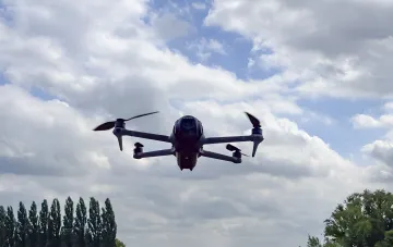 FPV-дрон у польоті на тлі хмарного неба — тип безпілотника, що атакував пасажирський автобус у Запоріжжі