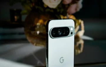 Weißes Google-Pixel-Smartphone mit Kameraleiste, das die bestätigte Modem-Schwachstelle für Zero-Click-Angriffe zeigt