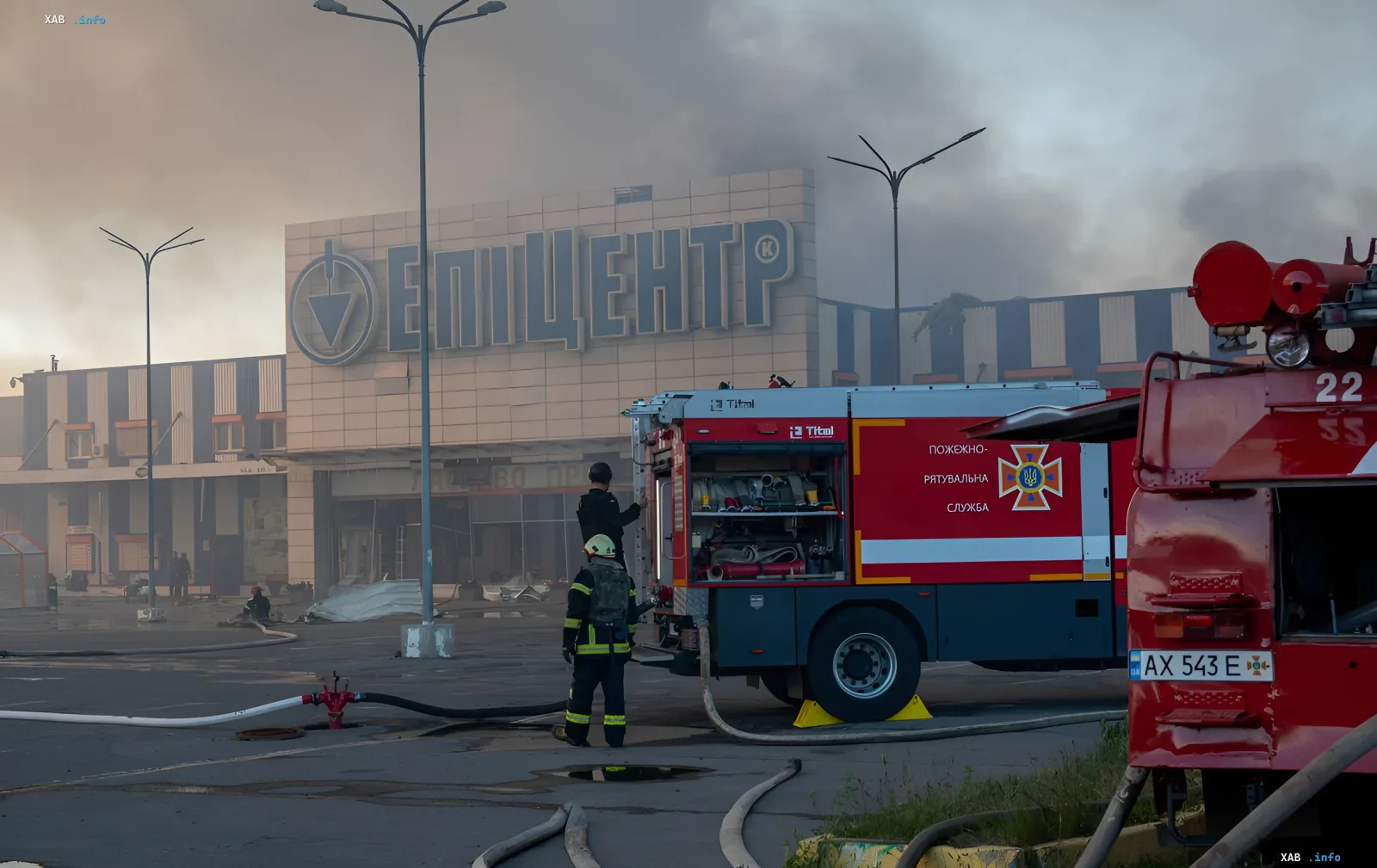Ukrainischer Feuerwehr- und Rettungsdienst vor einem beschädigten Einkaufszentrum im Kontext der Kriegsrise und der erweiterten Geschäftsversicherungsprogramm