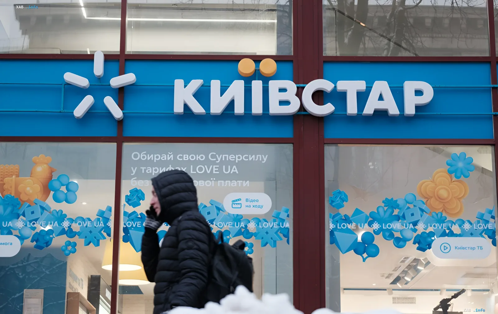 Фасад здания «Киевстар» в Киевской области после повторной атаки России: логотик оператора и рекламные наклейки на витринах