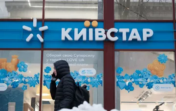 Фасад будівлі «Київстар» у Київській області після повторної атаки Росії: логотип оператора та рекламні наклейки на вітринах