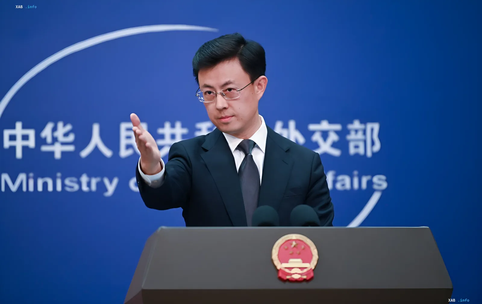 Sprecher des chinesischen Außenministeriums auf einem Briefing in Peking, der die US-Sanktionen gegen Russland als illegal verurteilt, vor dem Gipfel Trump–Xi
