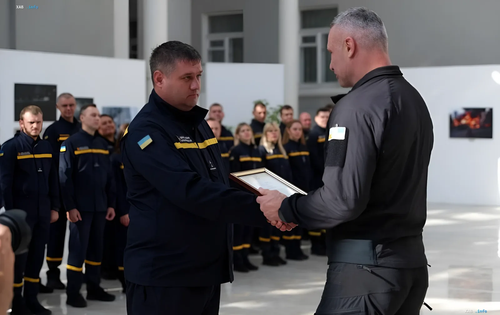 Кличко вручает награду спасателю на церемонии поздравления киевских спасателей с профессиональным праздником