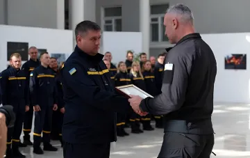 Кличко вручает награду спасателю на церемонии поздравления киевских спасателей с профессиональным праздником
