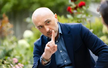 Председатель Национального банка Украины Валерий Гонтарев жестом указывает на собеседника во время обсуждения решения о повышении учетной ставки до 16%