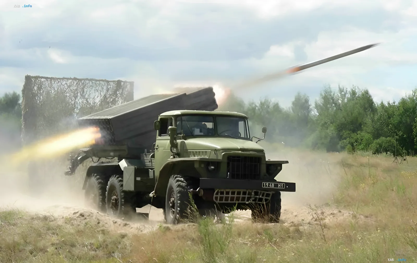 Raketenstart aus einer Grad (BM-21) Mehrfachraketenwerfer — solche Systeme wurden vom 7. DSV-Korps bei Huliapole auf der Straße nach Polohy zerstört