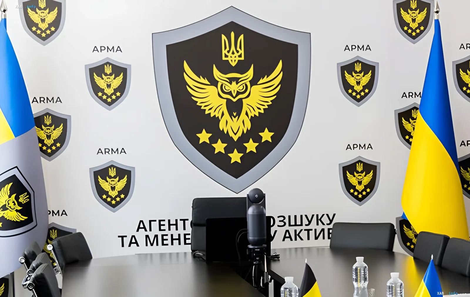 Konferenzraum der Agentur für die Wiederherstellung und Verwaltung von Vermögenswerten (ARMA) mit dem Emblem der Behörde und ukrainischen Flaggen — Hintergrund des Streits um IDS-Ukraine-Vermögenswerte im Wert von 4 Milliarden Hrywnja