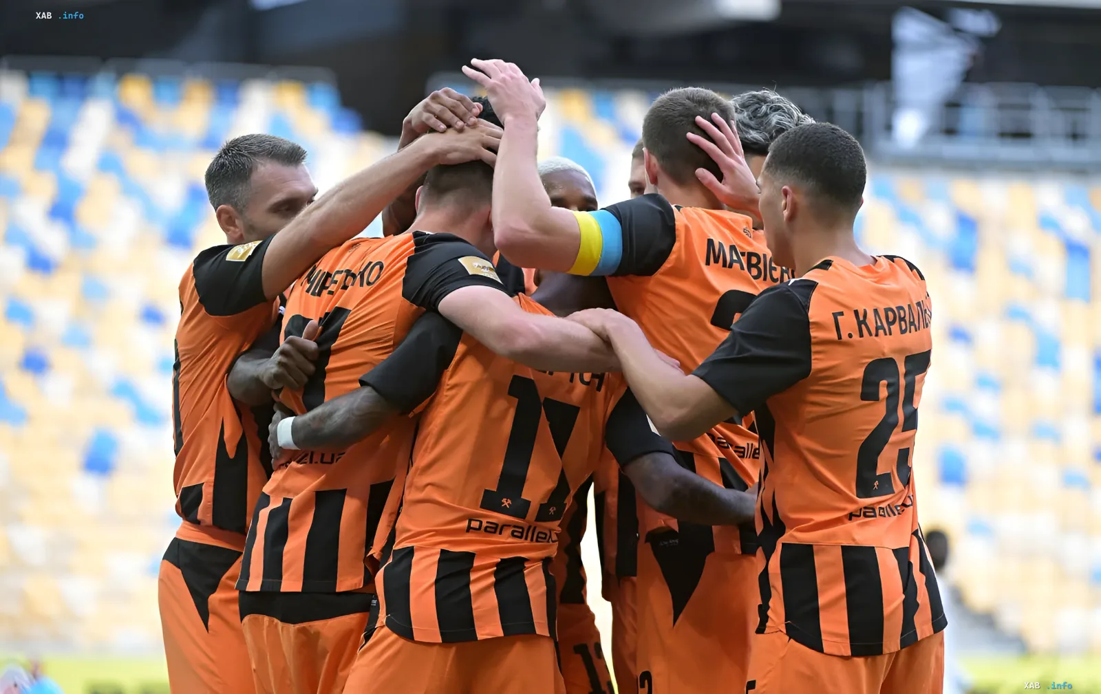 Schachtar-Spieler in orange-schwarzen Trikots feiern ein Tor im ukrainischen Pokalspiel gegen Olchowez