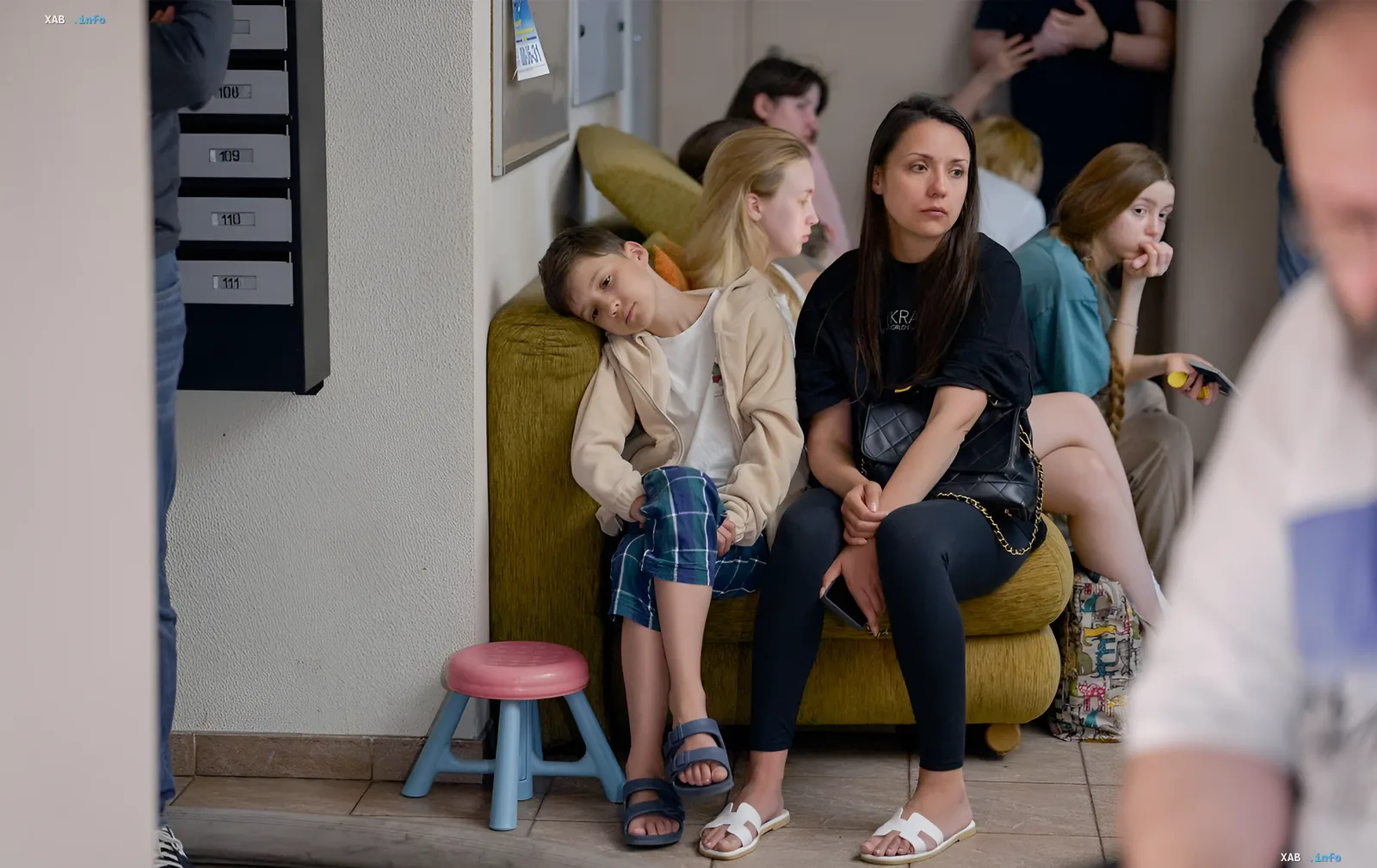 Familie mit Kindern wartet in einem privaten Haus, das zu einer temporären Unterkunft für Vertriebene umgewandelt wurde