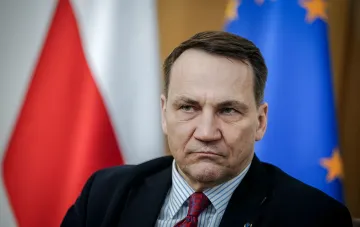 Radosław Sikorski vor polnischer und EU-Flagge kommentiert Russlands Atomdrohungen