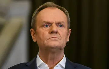 Polnischer Ministerpräsident Donald Tusk vor dem Hintergrund von Berichten über einen russischen Drohnencrash an der Grenze
