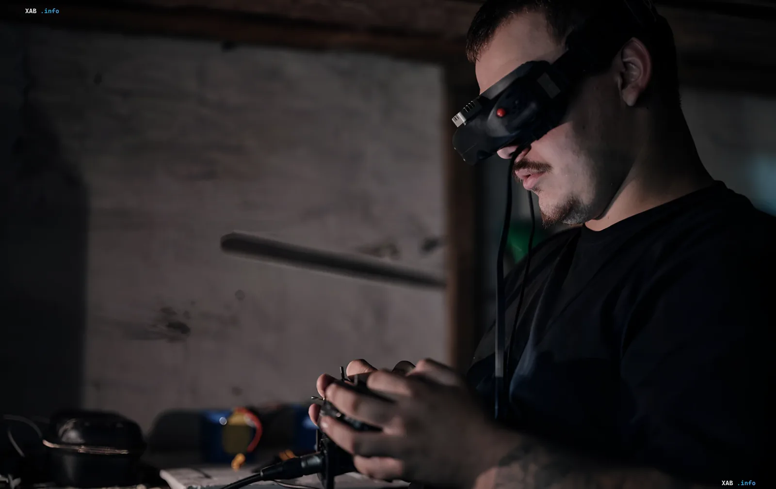Оператор FPV-дрона UB60D в VR-очках управляет дроном, готовясь к удару по узлу связи РФ в Константиновке