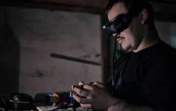 Оператор FPV-дрона UB60D в VR-очках управляет дроном, готовясь к удару по узлу связи РФ в Константиновке