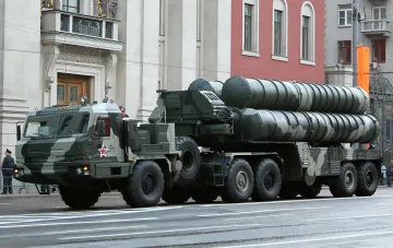 Пускова установка ЗРК С-400 на колісному шасі з контейнерами для ракет, яку, за даними Генштабу ЗСУ, уражено під Вигоничами