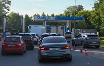 Autoschlange an einer Gazprom-Neft-Tankstelle vor dem Hintergrund rekordhoher Benzinpreise für AI-92 und AI-95 in Russland