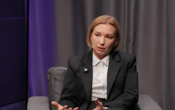 Женщина-политик в деловом костюме на интервью о законопроекте о первых послевоенных выборах в Украине