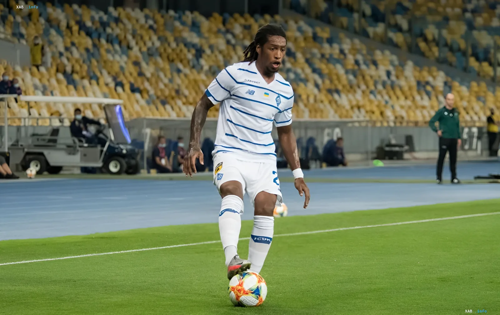 Jerson Rodrigues in the white Zorya kit dribbling the ball during a Ukrainian Premier League match