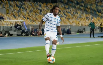 Jerson Rodrigues in the white Zorya kit dribbling the ball during a Ukrainian Premier League match