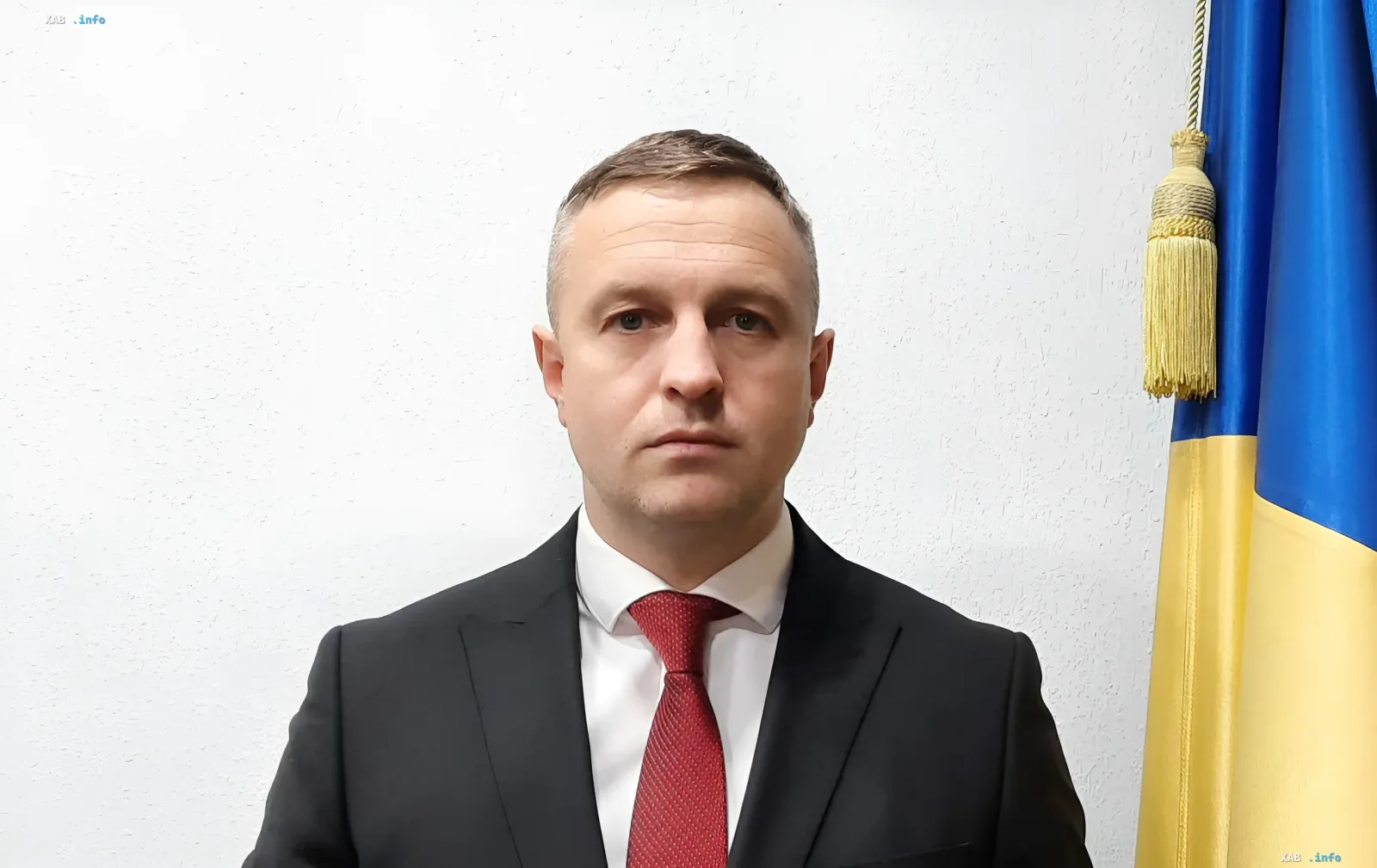 Антон Ковальский, назначенный Зеленским исполняющим обязанности генерального прокурора Украины, в официальном портрете на фоне государственного флага