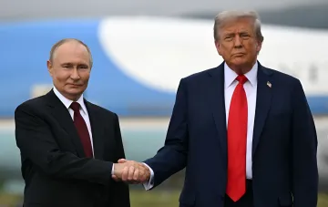 Händedruck zwischen den Staatschefs der USA und Russlands vor den Gesprächen über Wirtschaftsabkommen bis Kriegsende