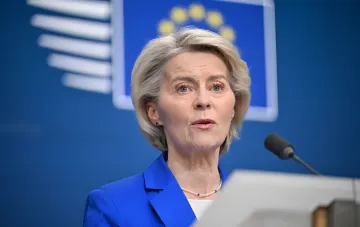 Урсула фон дер Ляйен на пресконференції Єврокомісії на тлі прапора ЄС: заява про спільні оборонні проєкти з Україною