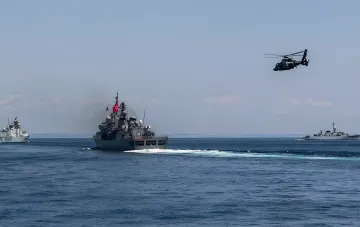 Военные корабли и вертолёт береговой охраны Финляндии во время учений по захвату судна в Балтийском море