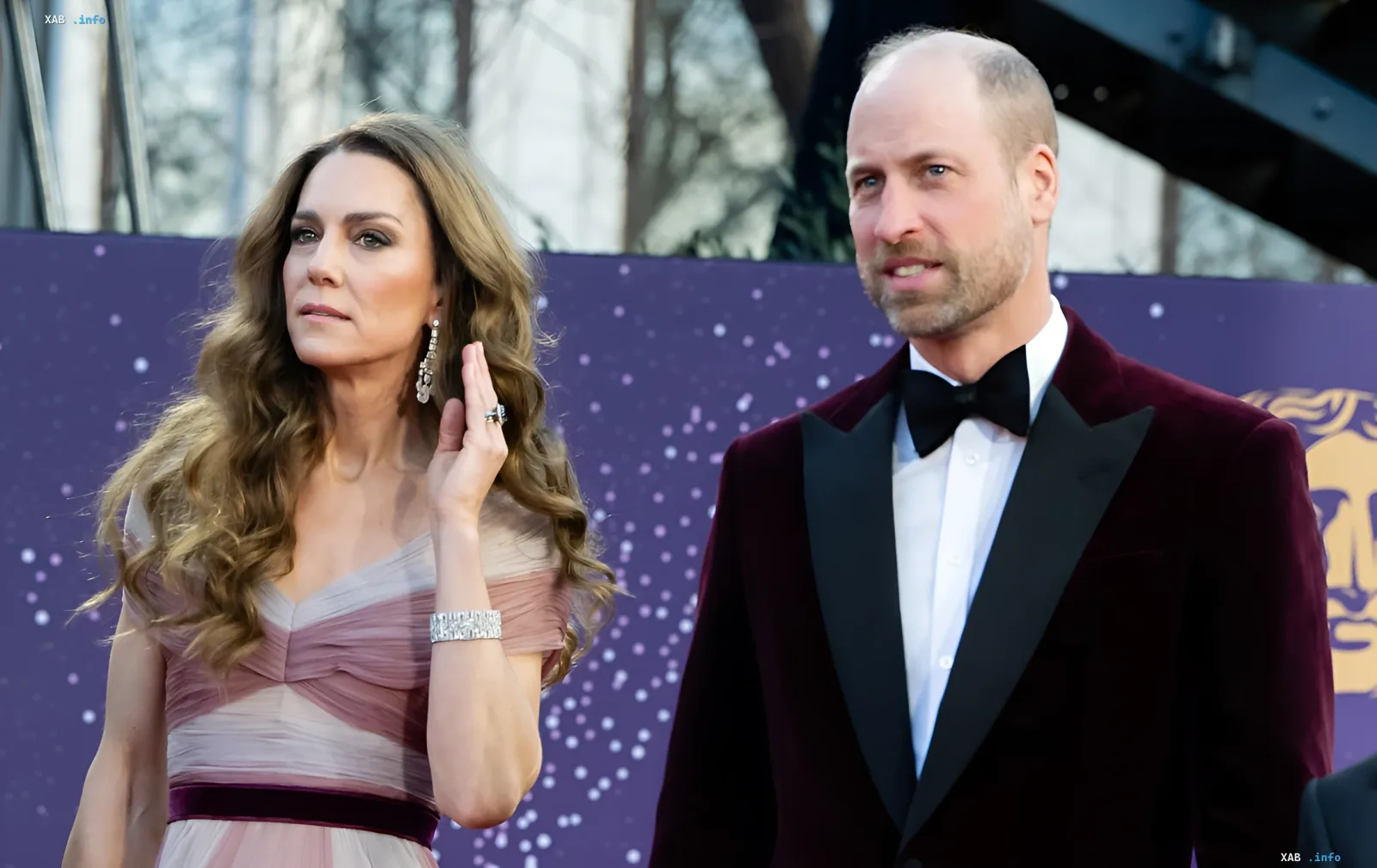 Kate Middleton und Prinz William bei einer offiziellen Veranstaltung; der Herzog und die Herzogin von Cambridge, die auch beim Besuch der Insel Bute Shinty probierten