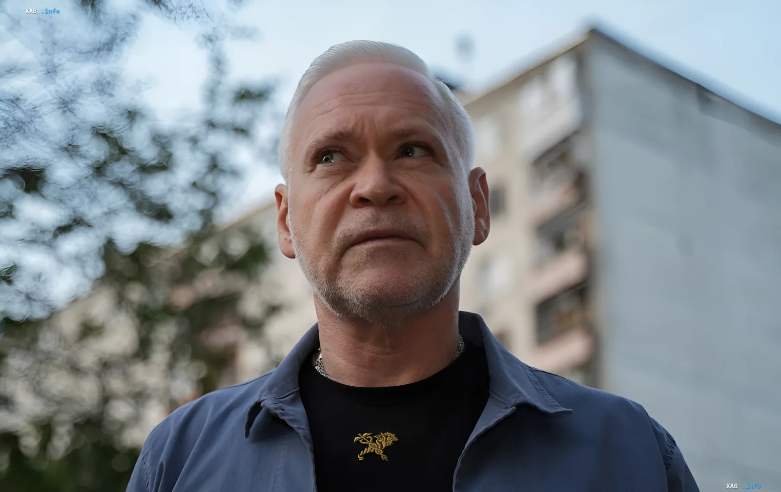 Мэр Харькова Игорь Терехов на фоне повреждённого здания города