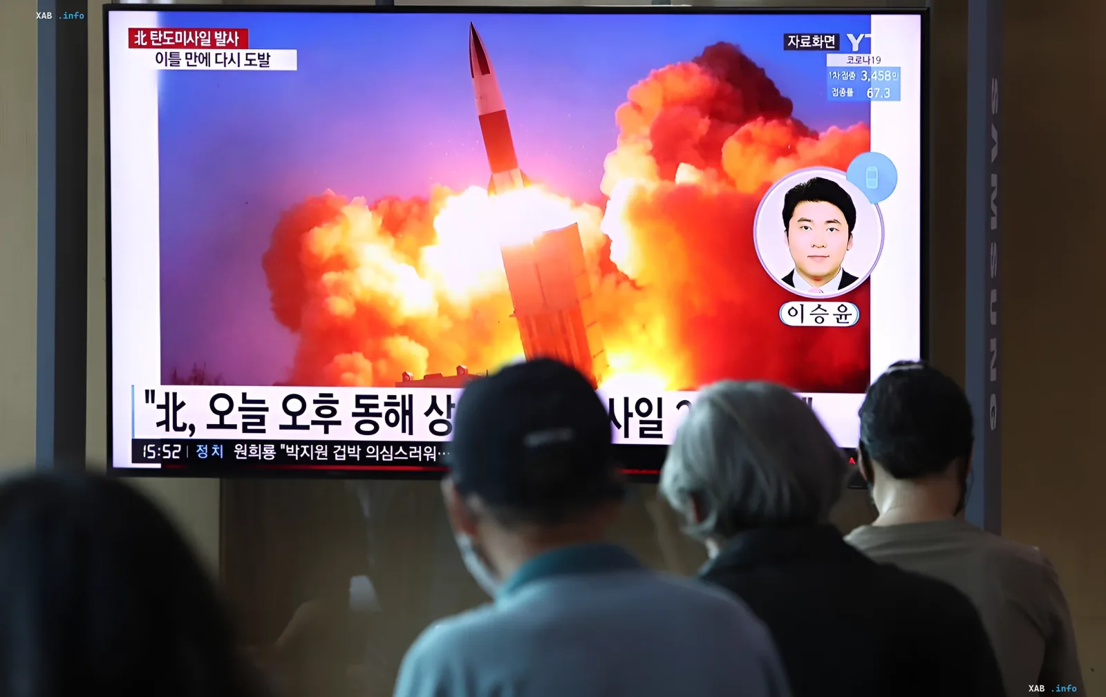 Südkoreanische Bewohner sehen einen Fernsehbildschirm mit einer Meldung über den Start einer nordkoreanischen ballistischen Rakete