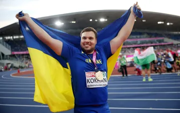 Mychajlo Kochan mit der ukrainischen Flagge und Silbermedaille nach dem Sieg bei der Silber-Serie