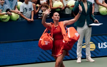 Марта Костюк в красной форме Wilson машет мячикам после поражения от Самсоновой на турнире WTA 500 в Гвадалахаре