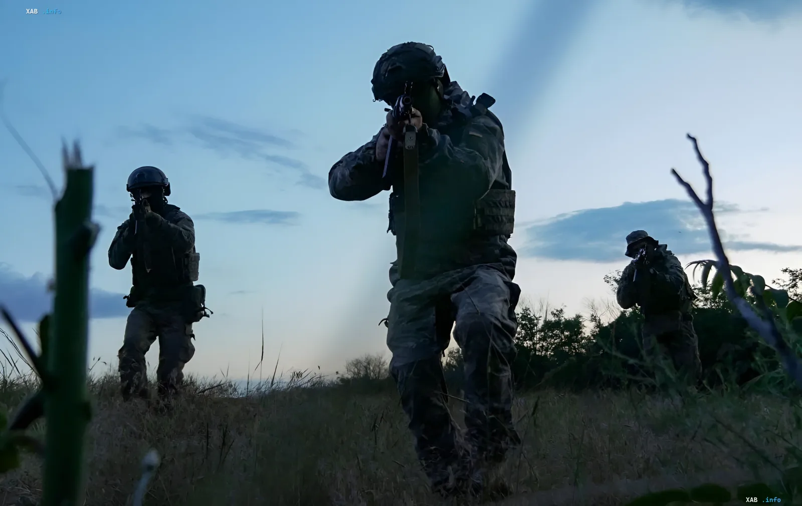 Военнослужащие с оружием на передовой на фоне рассвета — Лиманское направление передано объединению «Центр»