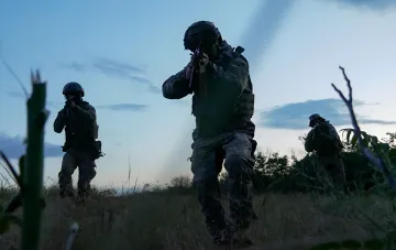 Военнослужащие с оружием на передовой на фоне рассвета — Лиманское направление передано объединению «Центр»