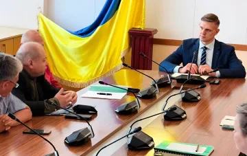 Совещание по вопросам судоходства на Дунае: встреча представителей морской отрасли Украины за столом переговоров на фоне государственного флага