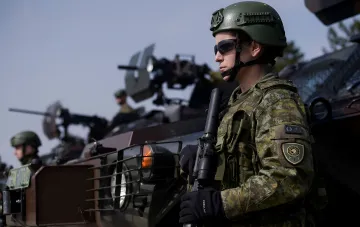 NATO soldier with rifle in front of a tank: Alliance tactics called outdated