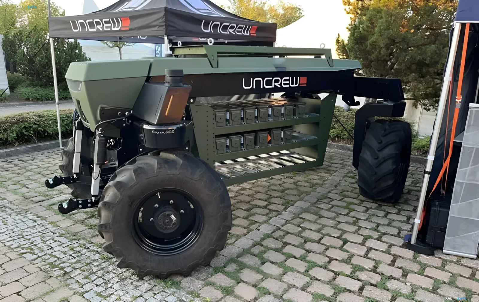 Автономный военный робот Uncrew IC 12 Defence с грузовой платформой для паллет с боеприпасами