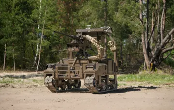 Боевой гусеничный робот Droid TW-12.7 с крупнокалиберным пулемётом в лесистой местности, уничтоживший штурмовую группу противника в связке с FPV-дронами