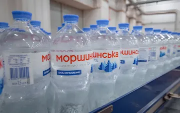 Бутылки минеральной воды «Моршинська» на производственной линии — актив IDS Ukraine, управление которым может перейти к юридическому бюро «Приоритас»